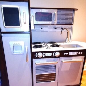 Children's play kitchen